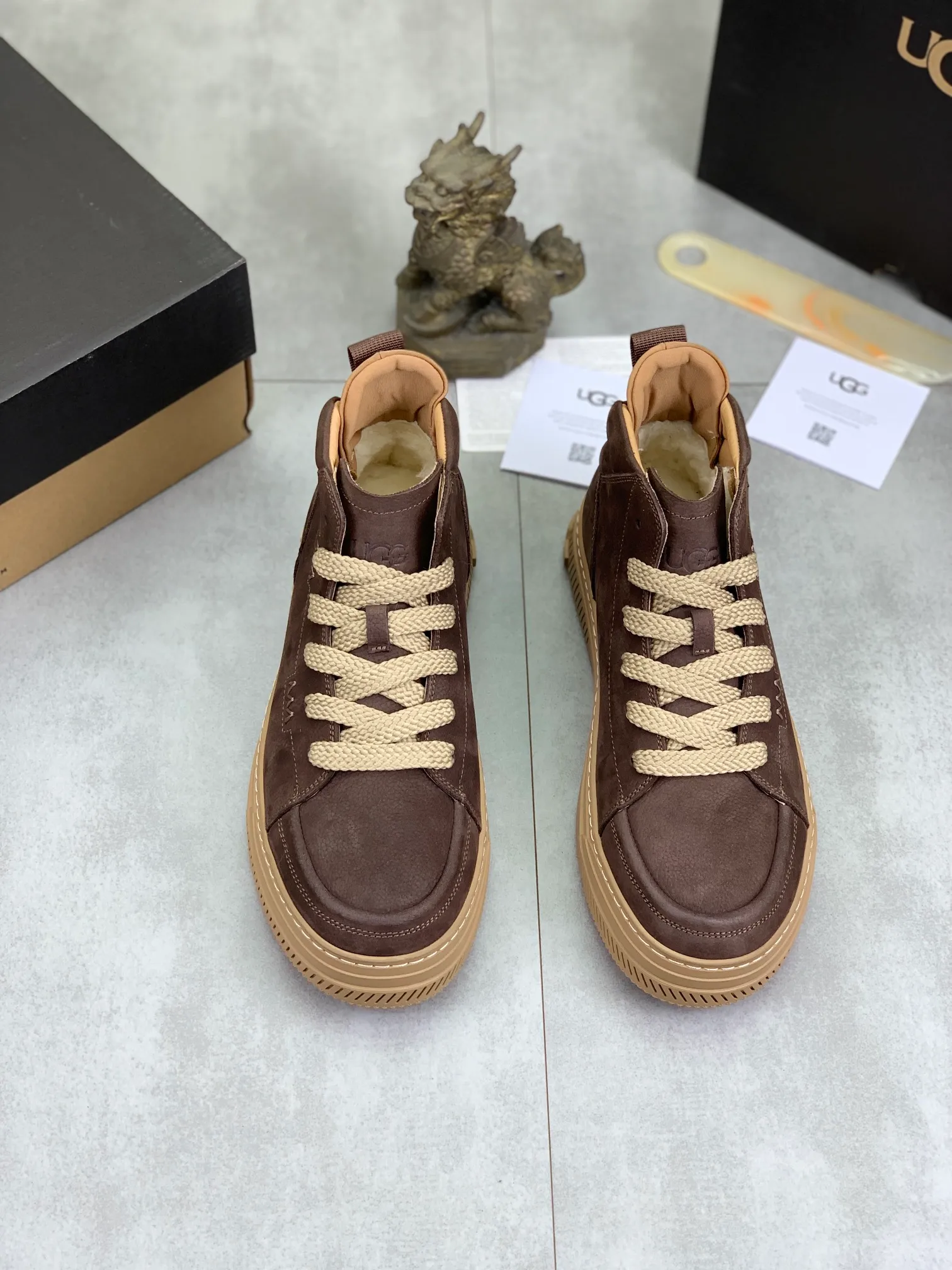 Men's Men's Shoes P620 [New Style] 💰 🆘 "Real Wool" [UGG] 👉 Popular men's shoes official website synchronization 🔰 Genuine quality [proud] is not comparable to the imitations in the general market 🌀 The upper is imported Italian frosted cowhide, and the lining: foot pad 🅰️ grade 🐑 real wool 👻 Only Grade A can show the effect The hand feels smooth and delicate 🔱The shoe shape is grand, only genuine factories can achieve it 🎄The perfect toughness of the original outsole 👻⬛️ allows customers to bid farewell to one-time consumption. Real wool lining, super warm. 4⃣️Color options available Size: 38-44